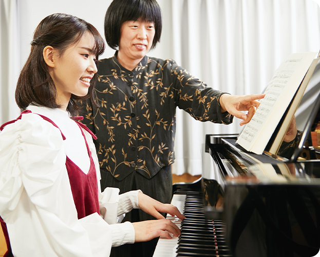 ピアノを練習する生徒の様子