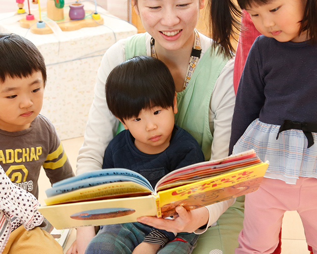 子供たちに読み聞かせをしている様子