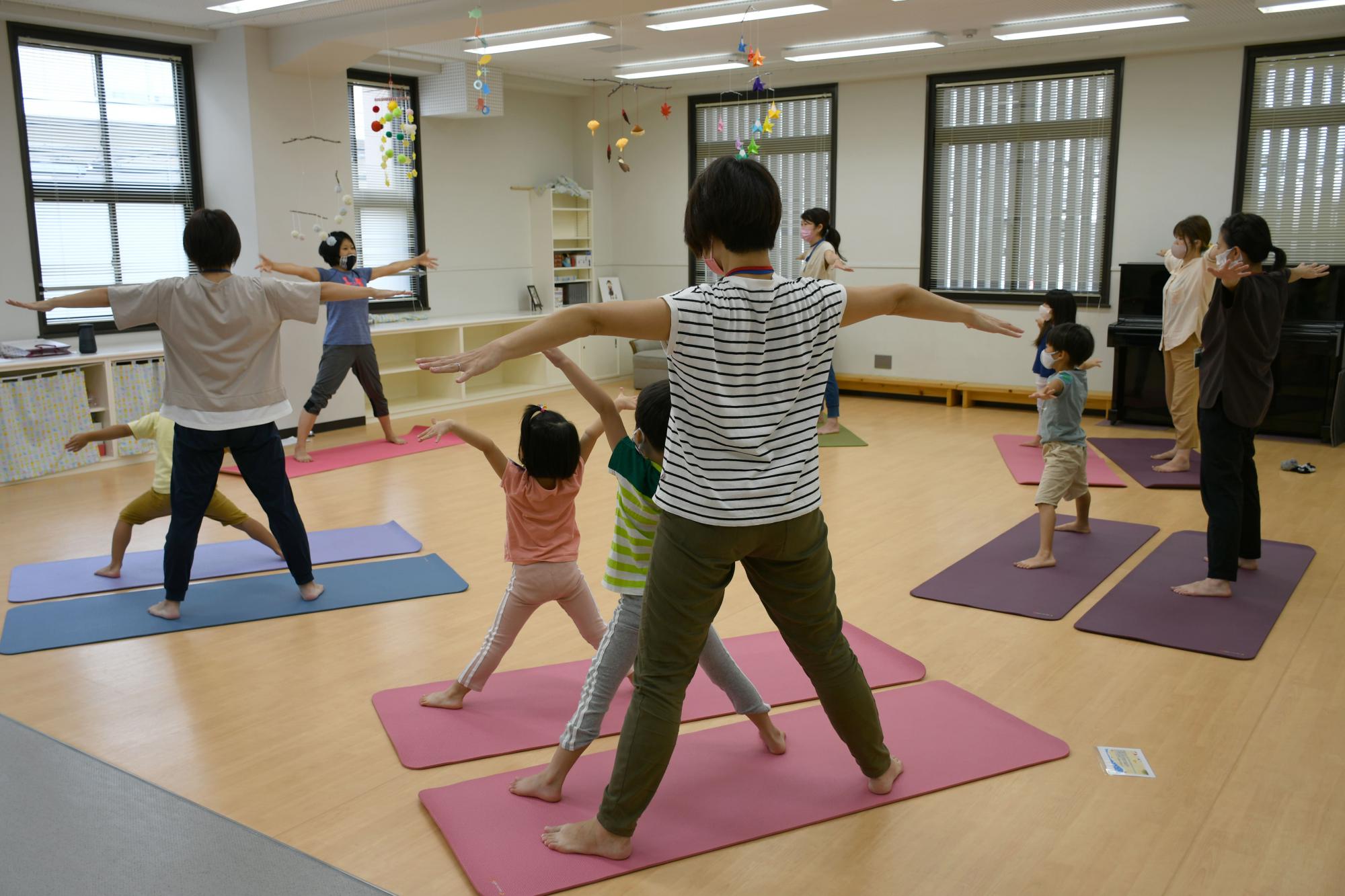 きりたんと付属園がコラボ 親子ヨガ イベント 大阪キリスト教短期大学 幼児教育学科 大阪の幼児教育 保育の短期大学 大阪市阿倍野区の大阪キリスト教短期大学 きりたん はキリスト教精神に基づき 幼児教育 保育にあたる 子どもを愛する保育者 確かな実力