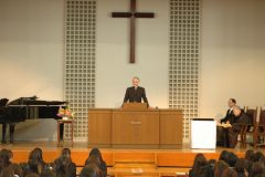 プール学院理事長・杉山先生の祝辞に耳を傾ける本学生たち