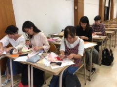腹話術人形にパーツを付けて、個性的に